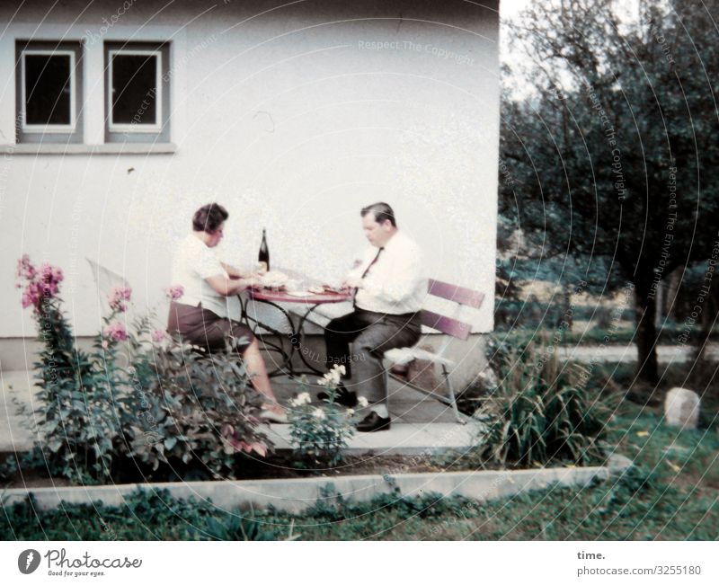 Mahlzeit Essen Häusliches Leben Wohnung Garten Möbel maskulin feminin Frau Erwachsene Mann 2 Mensch Hemd Rock Hose Kommunizieren sitzen Zusammensein seriös