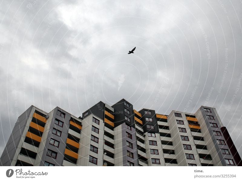 Beobachtungsflug Himmel Wolken Gewitterwolken Unwetter Wind Hannover Stadtzentrum Hochhaus Bauwerk Architektur Fassade Balkon Fenster Dach fliegen ästhetisch