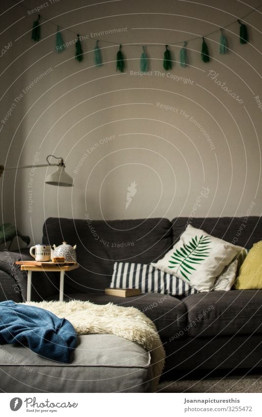 Hygge Getränk Heißgetränk Tee Lifestyle Stil Design Häusliches Leben Wohnung einrichten Innenarchitektur Dekoration & Verzierung Möbel Lampe Sofa Tisch Raum