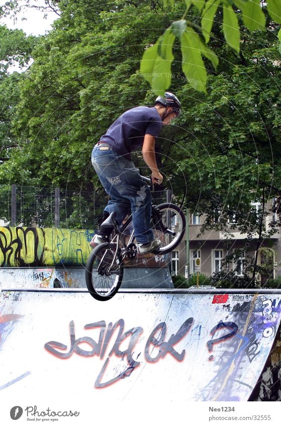 BMX_Stunt Mann Fahrrad Rampe Frühling springen Extremsport Sport Außenaufnahme