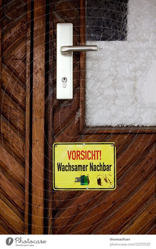 Vorsicht wachsamer Nachbar, Schild Häusliches Leben Wohnung Haus Eingangstür Tür Dorf Kleinstadt Einfamilienhaus Namensschild Griff Zeichen Schriftzeichen