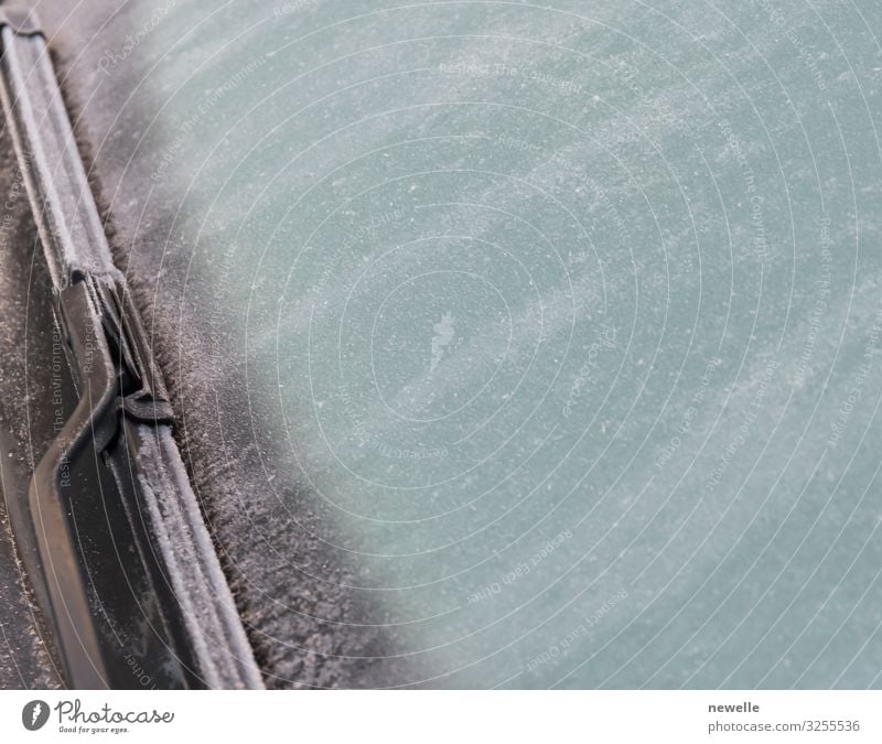 gefrorene Windschutzscheibe Nahaufnahme und Autowischer im Winter Schnee Erde Wetter Schneefall Verkehr Fahrzeug PKW fahren frieren Sauberkeit Desaster kalt