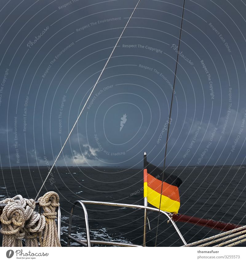 Segelboot bei Gewitter, Sturm Abenteuer Ferne Freiheit Sommerurlaub Meer Wellen Segeln Urelemente Luft Wasser Himmel Wolken Gewitterwolken Horizont Klima