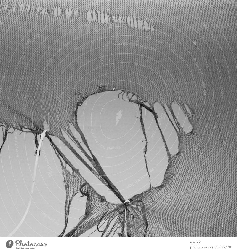 Am seidenen Faden Bauplane Baustelle Webfehler Stoff Schnur fadenscheinig Kunststoff hängen dünn Verfall Vergänglichkeit Zerstörung verschlissen schäbig