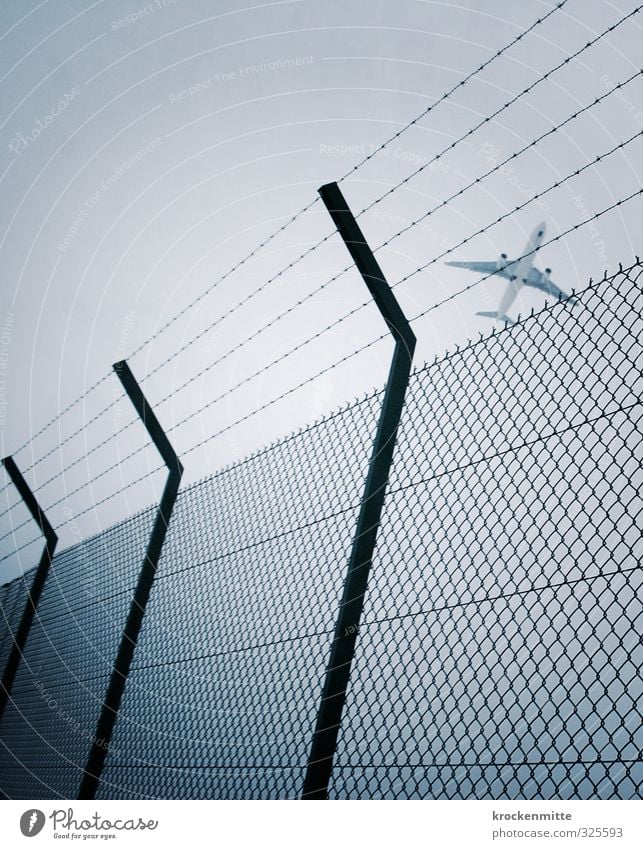 Freiflug Verkehr Verkehrsmittel Personenverkehr Luftverkehr Flugzeug Passagierflugzeug Fluggerät Flughafen Flugplatz Landebahn Abflughalle Stacheldrahtzaun