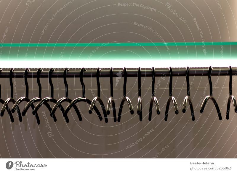Garderobe 2 Kleiderbügel modern Beleuchtung Ordnung aufhängen leer