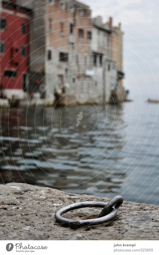 Ort of the Rings Rovinj Kroatien Fischerdorf Hafenstadt Stadtrand Altstadt Haus Fassade Mole dunkel retro Sehnsucht Einsamkeit Idylle Nostalgie