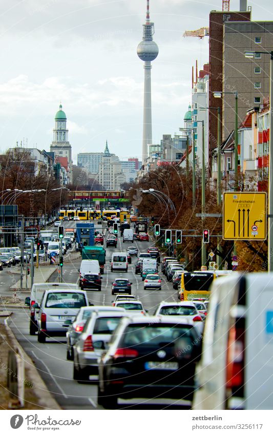 Frankfurter Allee Berlin Großstadt Berliner Fernsehturm Gebäude Hauptstadt Haus Herbst Menschenleer Berlin-Mitte Skyline Stadt Textfreiraum Stadtleben