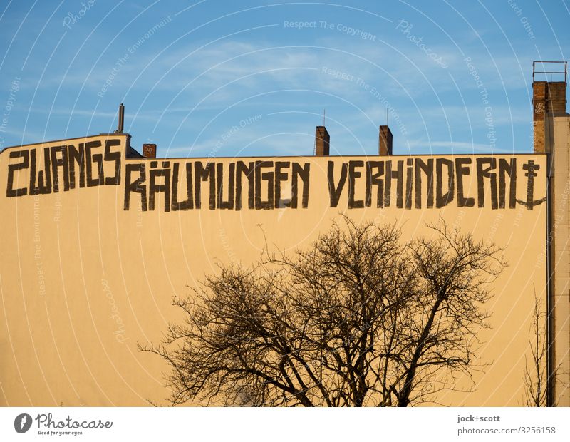 Räumungsklage abwenden Himmel Winter Schönes Wetter Prenzlauer Berg Immobilienmarkt Schornstein Brandmauer Wort Großbuchstabe oben trist Solidarität Krise