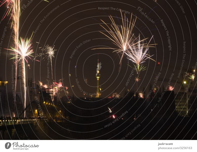 !Trash2019! Feuerwerk Silvester u. Neujahr Nachthimmel Prenzlauer Berg Berliner Fernsehturm leuchten authentisch Stimmung Begeisterung Euphorie