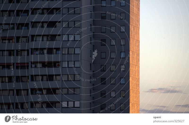 mein Block Himmel Wolken Stadt Stadtzentrum Skyline Menschenleer Hochhaus Mauer Wand Balkon Fenster eckig groß Billig hoch kalt blau gelb schwarz Armut