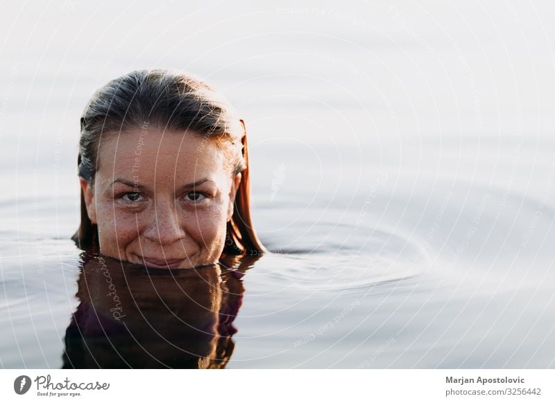 Junge Frau schwimmen in ruhigen Abend Meer Lifestyle Freude Ferien & Urlaub & Reisen Tourismus Sommer Sommerurlaub Mensch feminin Jugendliche Erwachsene Gesicht