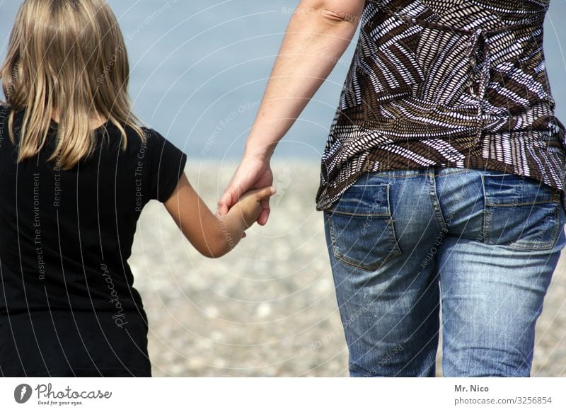 etwas in die Hand nehmen I wörtlich genommen Hand in Hand Vertrauen Glück Mutter Tochter Rückansicht Spaziergang nebeneinander Sympathie Geborgenheit Jeanshose