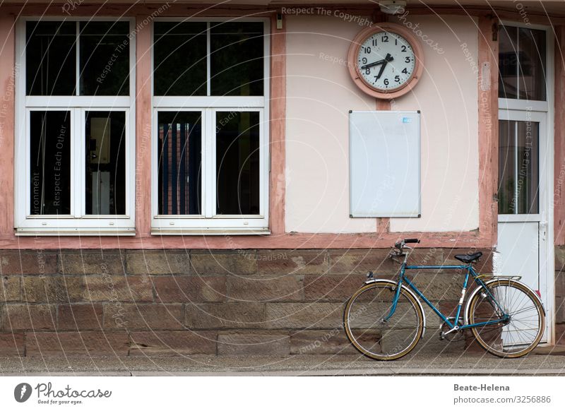 Kurz vor sieben: Fahrrad unter Uhr auf unbelebtem Bahnhof klein geschlossen Bahnhofsuhr alt abgestellt Fenster Farbfoto Menschenleer Verkehr Außenaufnahme