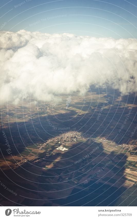 oben Ferien & Urlaub & Reisen Tourismus Ferne Freiheit Himmel Wolken Luftverkehr Flugzeug im Flugzeug fliegen erleben Farbfoto Außenaufnahme Textfreiraum oben