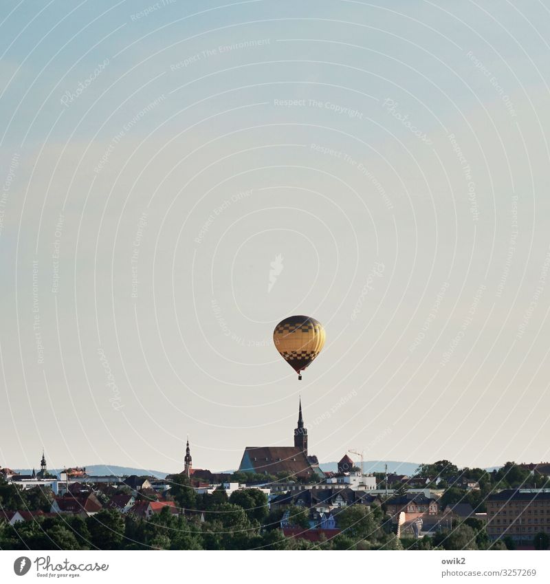 Volles Risiko Himmel Wolken Schönes Wetter Bautzen Deutschland Kleinstadt Skyline bevölkert Haus Kirche Dom Gebäude Kirchturm Kirchturmspitze Ballone dick frei