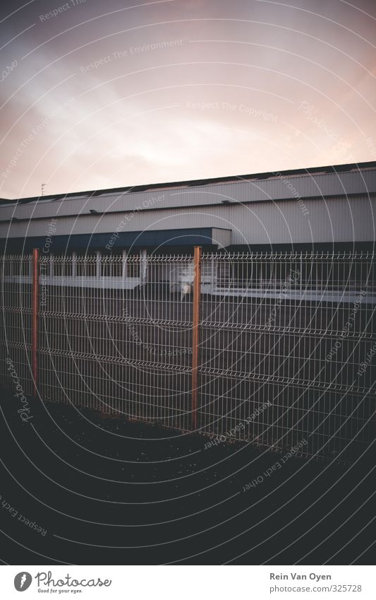 Industriezaun Belgien Bauwerk Gebäude Architektur Mauer Wand Fenster Gelassenheit Zufriedenheit Zaun Himmel braun purpur Linie abstrakt Farbfoto Außenaufnahme