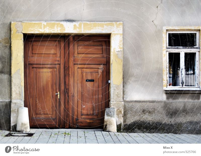 Tür IV Häusliches Leben Wohnung Haus Renovieren Altstadt Menschenleer Mauer Wand Fenster alt historisch Verfall Vergänglichkeit Tor Holztür Holztor verfallen