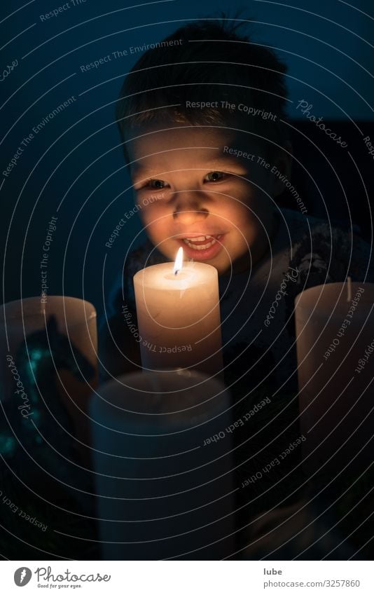 Adventlicht Junge 1 Mensch 1-3 Jahre Kleinkind Fröhlichkeit Weihnachten & Advent adventkranz Licht Lichtschein Kerzenschein weihnacht kinderlachen Farbfoto