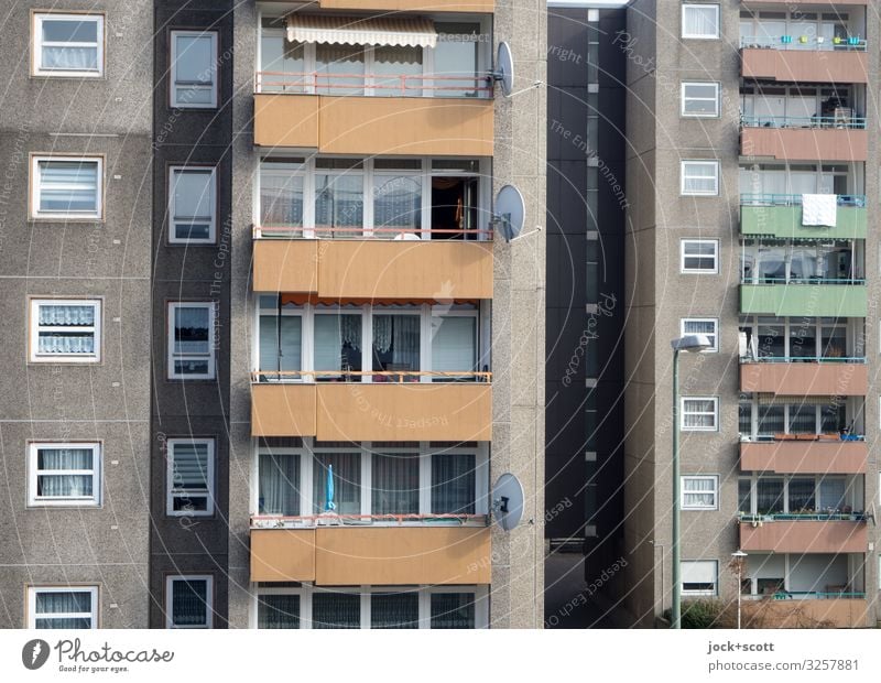 Alles nur Fassade Plattenbau Stadthaus Sozialer Brennpunkt Balkon Fenster Satellitenantenne authentisch eckig trist Verschwiegenheit modern Schutz Symmetrie