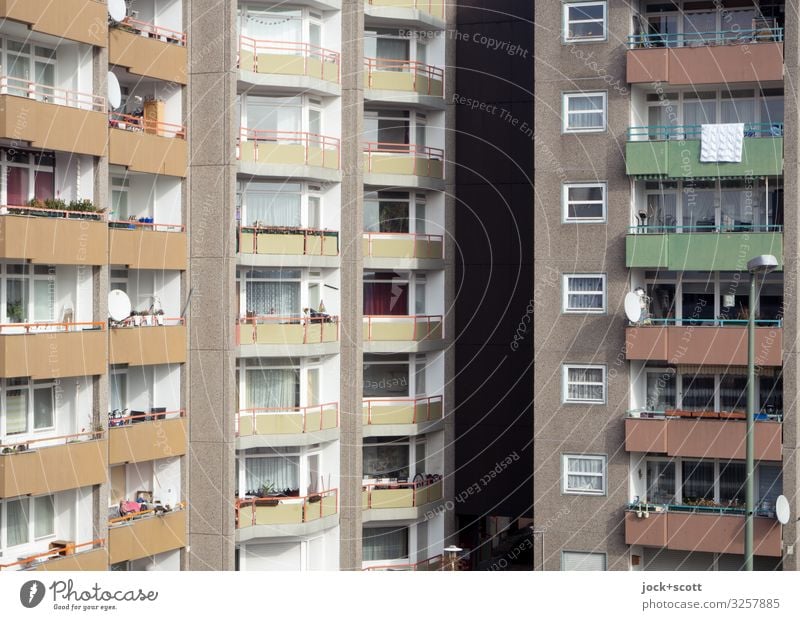 Wohnen in Mauern Stadthaus Plattenbau Fassade Balkon Fenster authentisch eckig hässlich modern trist grau Schutz ruhig Genauigkeit Wohnhochhaus Gedeckte Farben