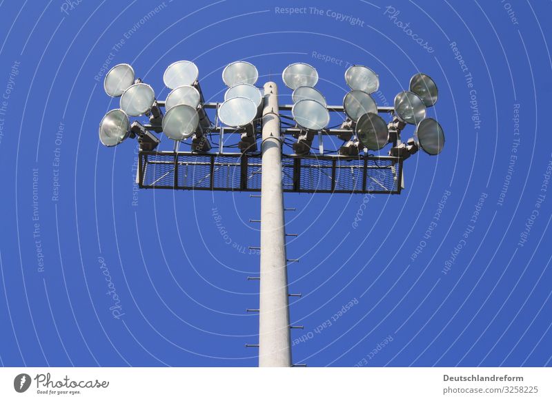 Flutlicht Stadion Sportstätten groß rund blau grau Technik & Technologie Licht Beleuchtung Farbfoto Außenaufnahme Menschenleer Tag