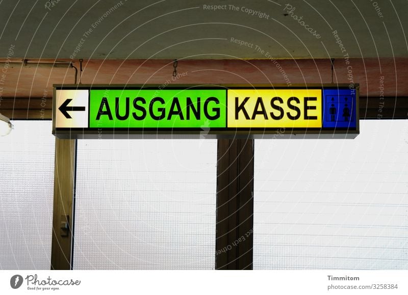 Schilder | AUSGANG|KASSE usw. Schilder & Markierungen beleuchtet Pfeil Hinweis Decke Pfosten Hinweisschild Orientierung Richtung Innenaufnahme Menschenleer grün