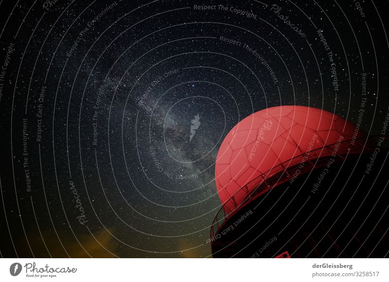 ich suche nach etwas. Wissenschaften Raumfahrt Milchstrasse Himmel Nachthimmel Stern Sommer Klima Schönes Wetter Menschenleer Haus Observatorium Bauwerk Gebäude