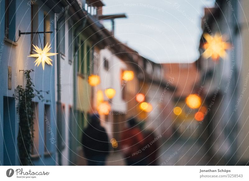 Gasse mit Weihnachtssternen in Erfurt Tourismus Haus Lampe Feste & Feiern Weihnachten & Advent Mensch Himmel laufen leuchten Vorfreude Warmherzigkeit friedlich