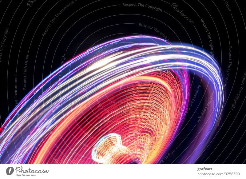 Buntes Karussell mit Lichtstreifen in der Nacht abstrakt aktion aktivität adrenalin vergnügungspark attraktion hintergrund leuchtspur verschwommen unschärfe
