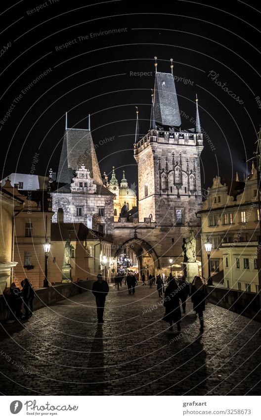 Karlsbrücke und Eingangstor zur Altstadt im Bezirk Mala Strana in der Nacht in Prag in Tschechien alt historisch bogen architektur gebäude karlsbrücke kultur