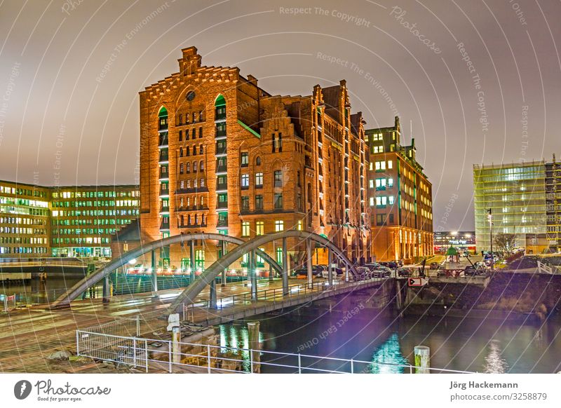 Speicherstadt bei Nacht in Hamburg schön Büro Landschaft Himmel Stadt Brücke Gebäude Architektur alt historisch blau Werbung Kanal Baustein Klinker Elbe