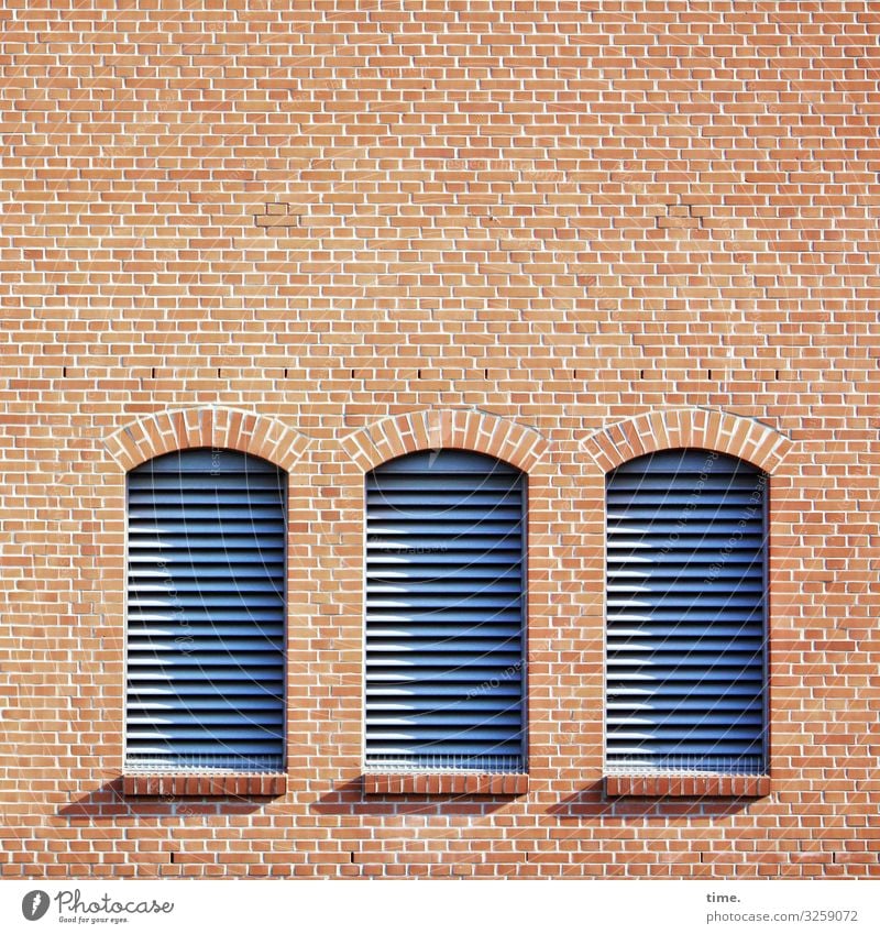 urbaner Dreiklang mauer wand backstein backsteinwand gebäude fenster jalousien verschlossen sonnenlicht schatten fensterbogen drei