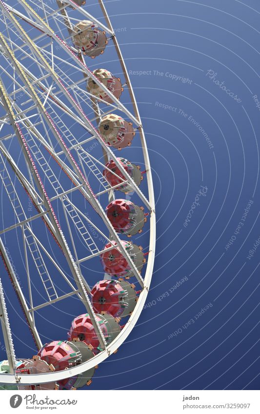 schwung holen. Freude Freizeit & Hobby Party Jahrmarkt Unternehmen Schönes Wetter Fluggerät festhalten Blick rund Perspektive Riesenrad Himmel himmelblau