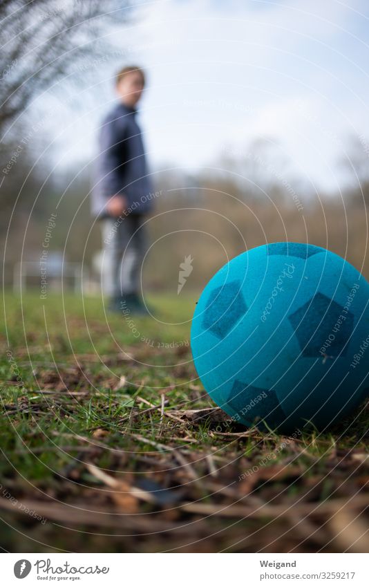 Fußball Freizeit & Hobby Spielen Sport Verlierer Kindergarten Junge Kindheit Jugendliche 1 Mensch Glück rebellisch blau Sportplatz Gedeckte Farben Außenaufnahme