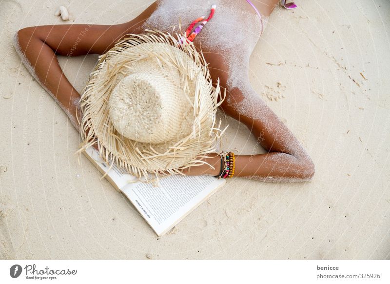 Powernapping Frau Mensch liegen Strand feminin Buch lesen schlafen Sommer Wärme Hitzewelle Sonne Sonnenhut Strohhut Müdigkeit Erschöpfung