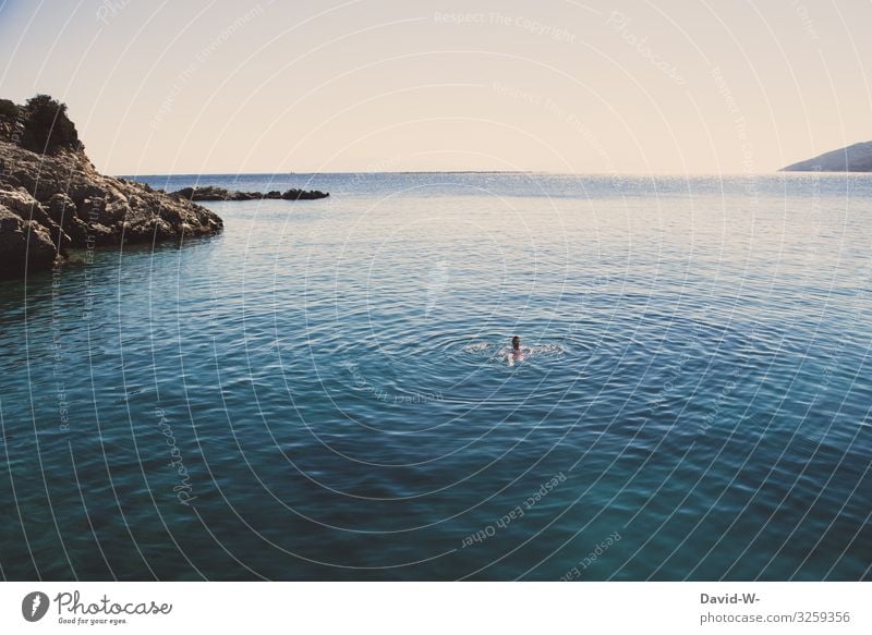 Mann schwimmt im Meer Schwimmen & Baden Ozean Ferien & Urlaub & Reisen blau Sommer Farbfoto Wasser Küste Erholung Ferne alleine Mittelpunkt Sommerurlaub