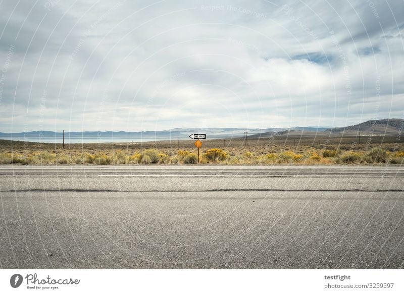 straße Wolken Straße Umwelt mono county Mono Lake lee vining USA Kalifornien Grasland Berge u. Gebirge Verkehrszeichen Farbfoto Textfreiraum oben