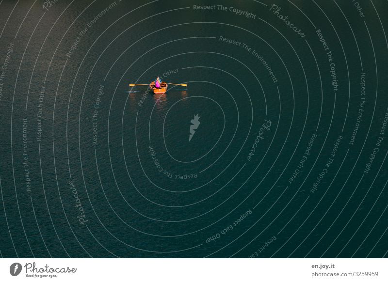 Auf hoher See Ferien & Urlaub & Reisen Tourismus Ausflug Abenteuer Freiheit 2 Mensch Pragser Wildsee Bootsfahrt Ruderboot Fernweh Erholung erleben
