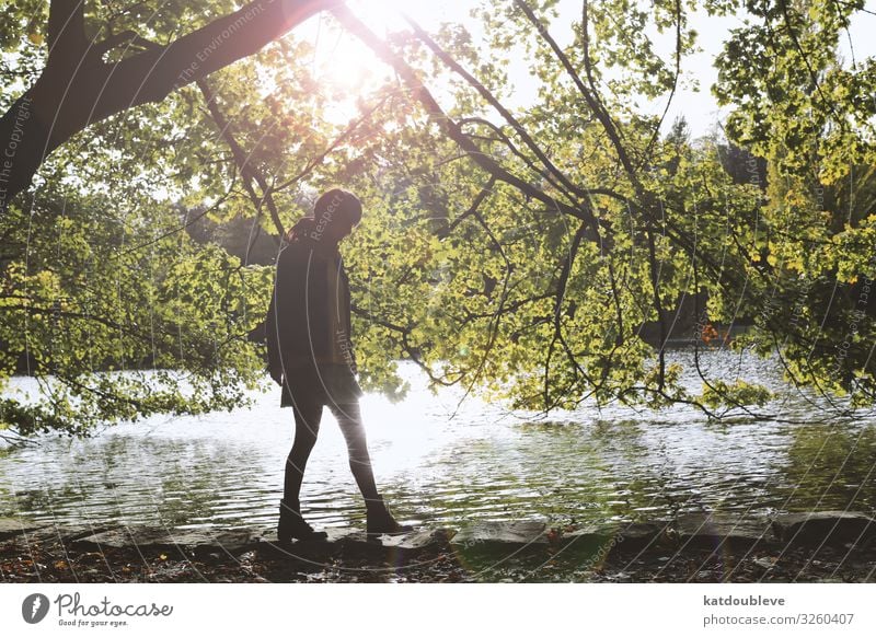 I gave up on everything feminin androgyn Homosexualität Sonne Sonnenlicht Wetter Baum Wildpflanze Seeufer Teich schön einzigartig Zufriedenheit Romantik