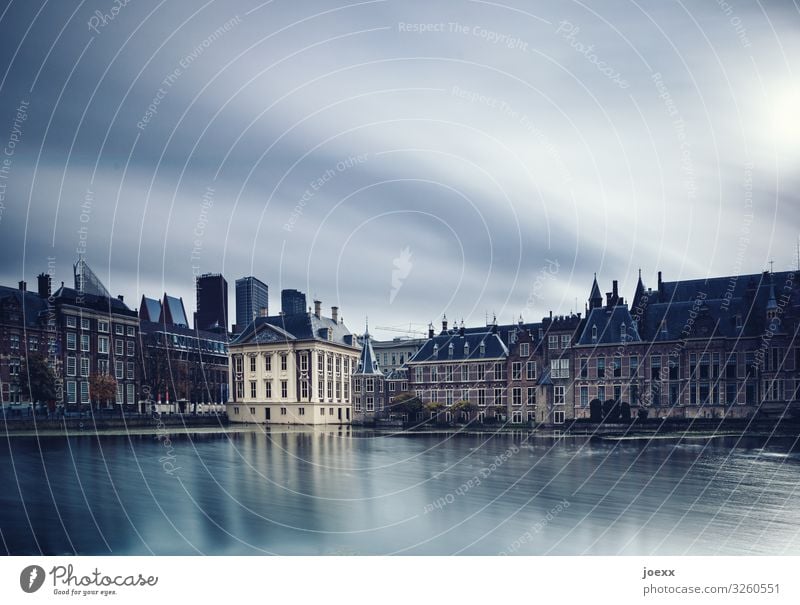 Kontrast Wasser schlechtes Wetter Den Haag Niederlande Stadt Altstadt Skyline Haus Hochhaus alt hoch blau braun gelb grau kalt Farbfoto Gedeckte Farben