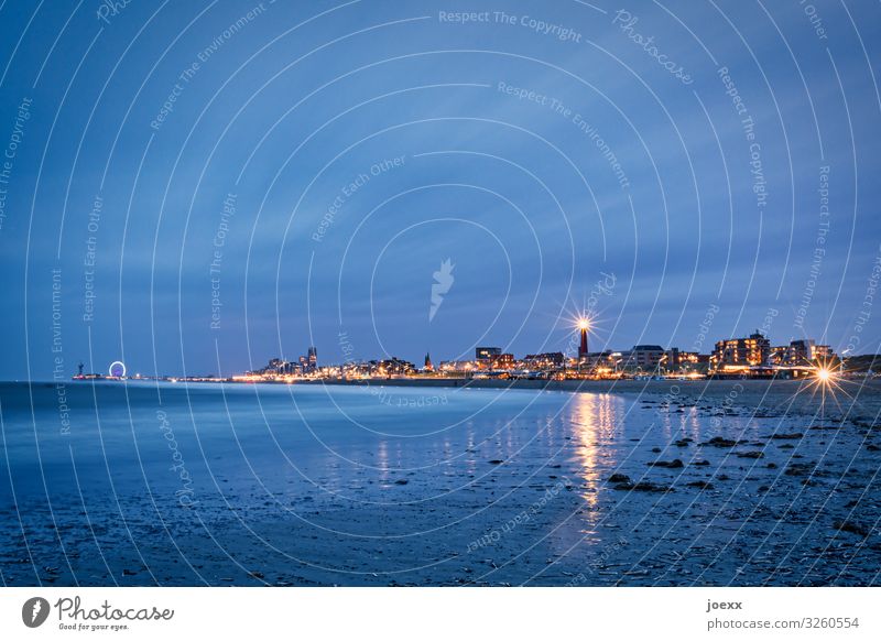 Scheveninger Strand am Abend mit Blick auf den Leuchtturm und das Riesenrad Städtereise Himmel Horizont Den Haag Niederlande Stadt Skyline maritim Scheveningen