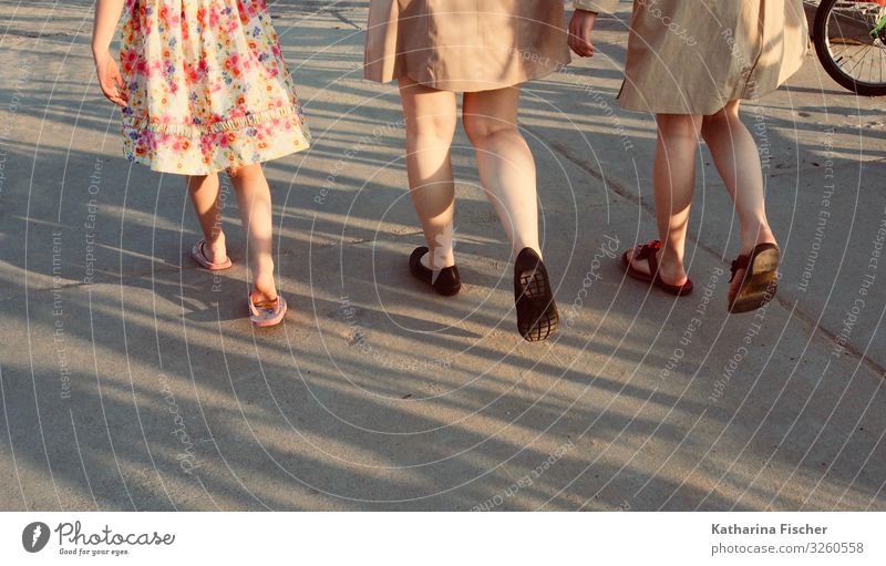 the walk Beine Frühling Sommer Straße Kleid Mantel Schuhe laufen braun mehrfarbig rosa rot schwarz weiß Gleichschritt Mädchen Generation Wade Flipflops