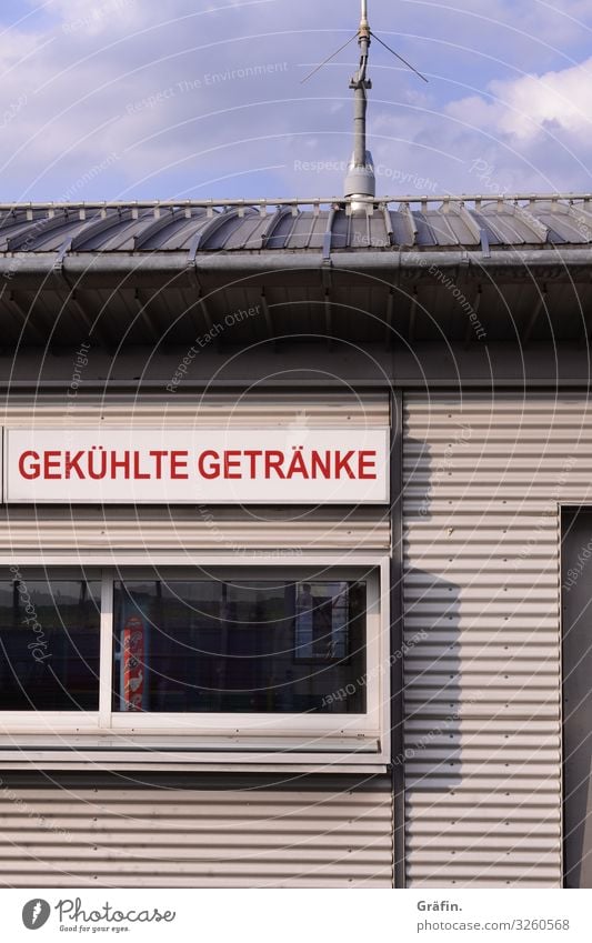 Getränkekiosk Haus Gebäude Kiosk verkaufsstand Schild Schriftzug Menschenleer hochkant Hinweisschild Leuchtreklame Tageslicht Leere Büdchen Angebot