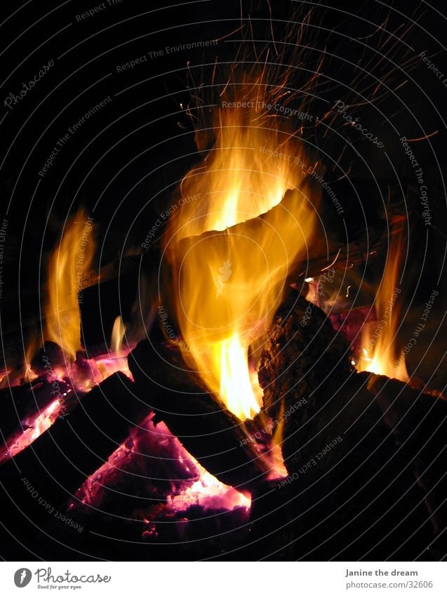 Flammenspiel Slivsterfeuer am Strand