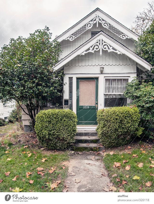 Hübsches Trostlosistan Herbst Baum Hecke Wiese eugene USA Kleinstadt Stadtrand Haus Einfamilienhaus Fassade schön trist Vorstadt trostlosistan Farbfoto