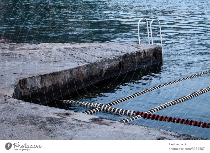 Abendliches Bad? Ferien & Urlaub & Reisen Meer Schwimmen & Baden Wasserball Schwimmbad Küste Stein Kunststoff dunkel kalt blau grau Unlust Farbfoto