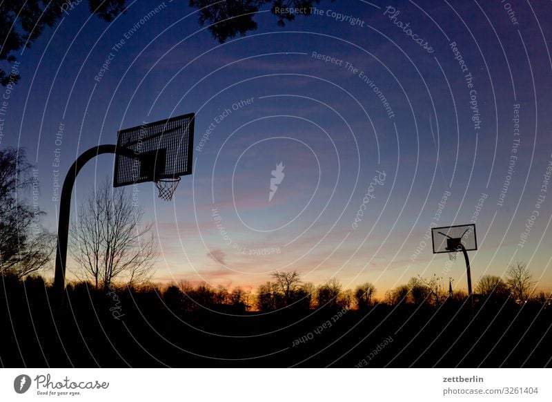 Basketball am Abend Ballsport Basketballkorb Korb Menschenleer Spielen Spielfeld Textfreiraum dunkel Dämmerung Himmel Himmel (Jenseits) Horizont Berlin steglitz