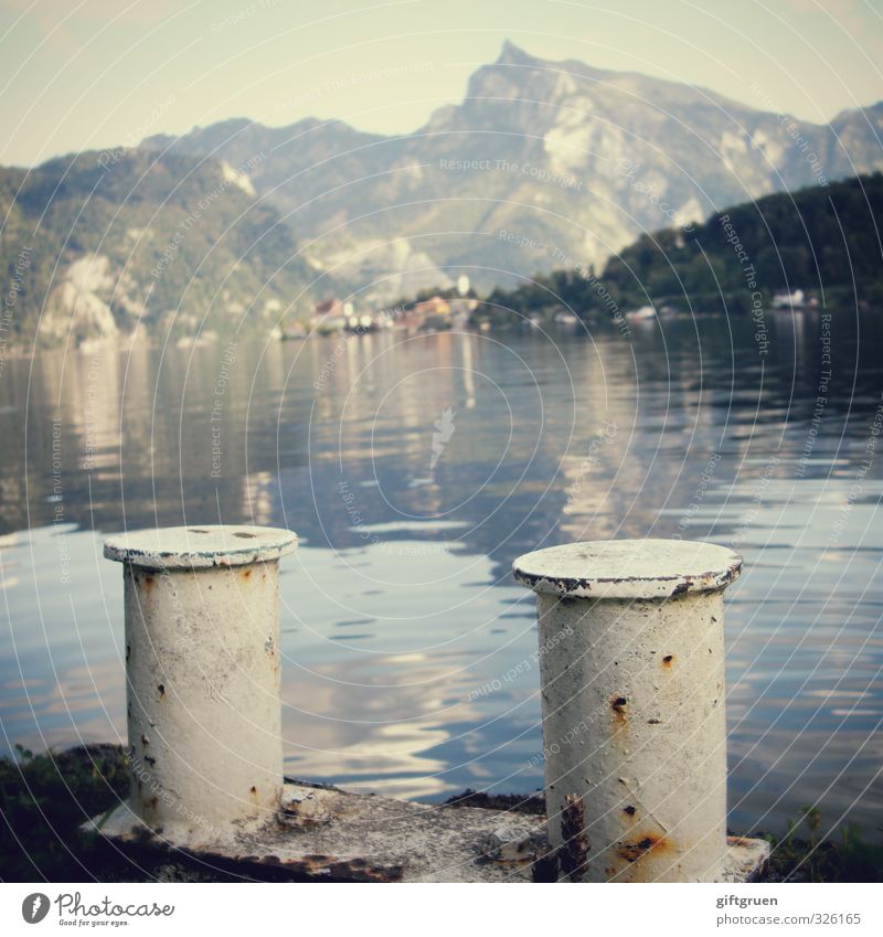 schlauchbootanleger Umwelt Natur Landschaft Urelemente Wasser Himmel Schönes Wetter Hügel Felsen Berge u. Gebirge Gipfel Seeufer ruhig Traunsee Salzkammergut