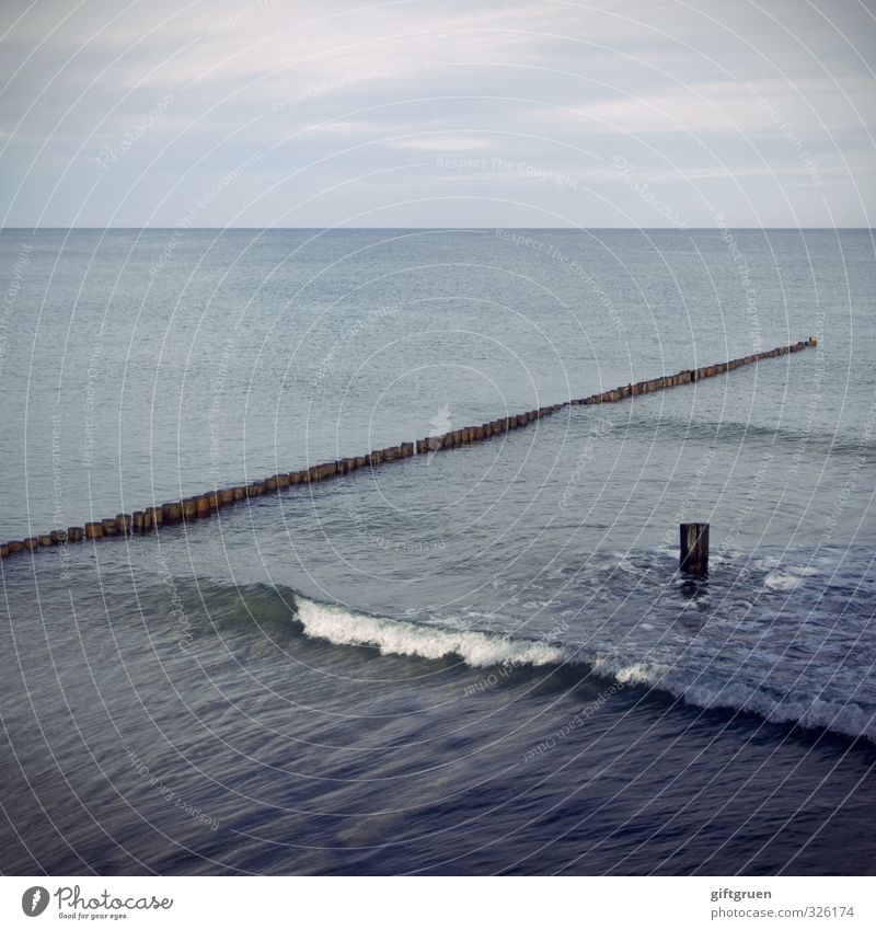 over and over again Umwelt Natur Urelemente Wasser Himmel Wolken Wellen Küste Strand Ostsee Meer Schwimmen & Baden Horizont Buhne Uferbefestigung Holz brechen